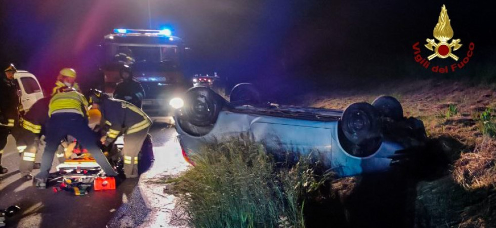 Perde il controllo dell'auto che si ribalta fuori strada: trasportato in ospedale il conducente